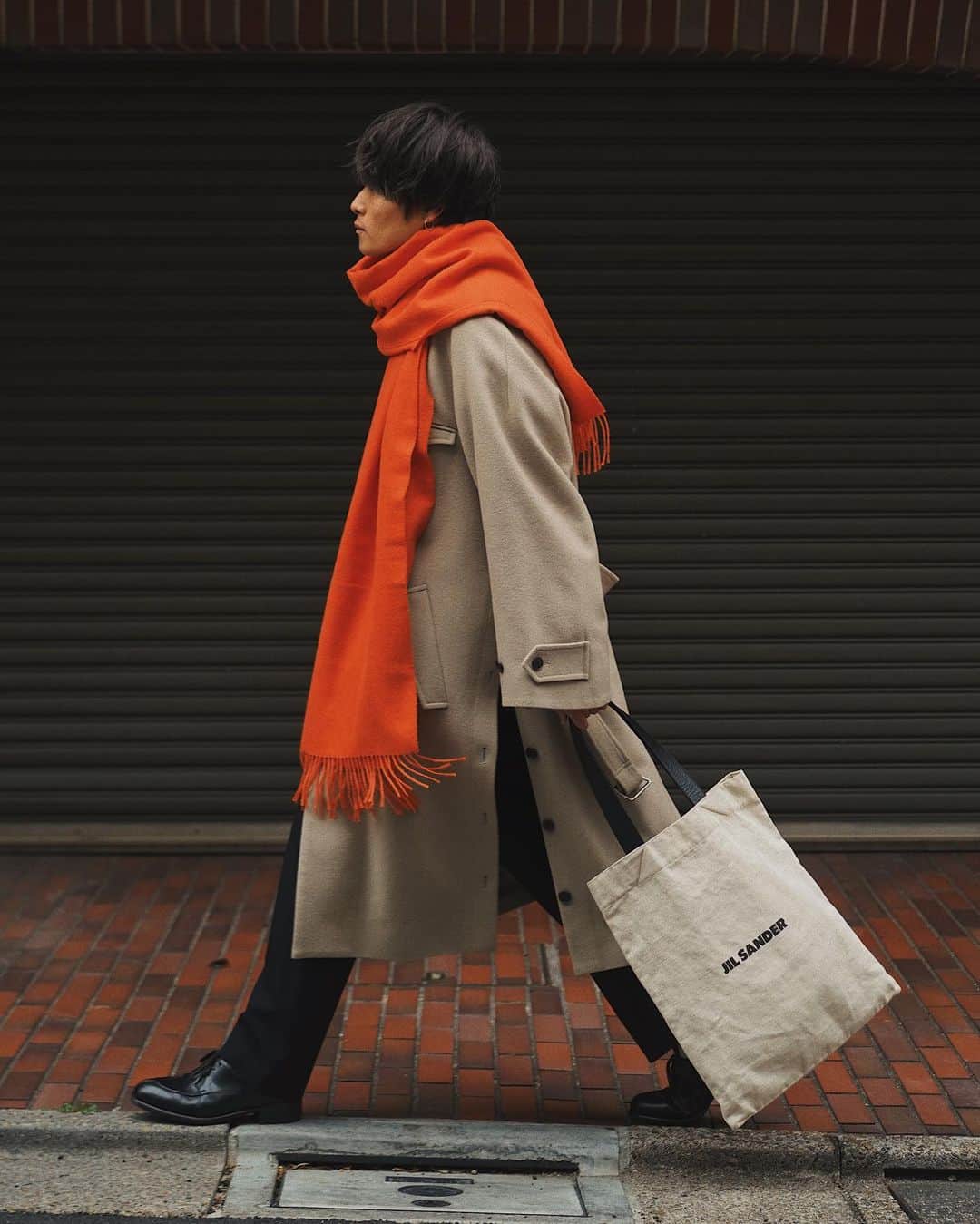 Ryoさんのインスタグラム写真 - (RyoInstagram)「ㅤㅤㅤㅤㅤㅤㅤㅤㅤㅤㅤㅤㅤ いつもご覧いただきありがとうございます！ 今日のコーデです👍 アイボリーにオレンジの相性🙆‍♂️🍊 ㅤㅤㅤㅤㅤㅤㅤㅤㅤㅤㅤㅤㅤ coat:#ryotakashima knit:#yashiki pants:#sunsea shoes:#leyuccas bag:#jilsander muffler:#universalproducts」1月7日 21時59分 - ryo__takashima