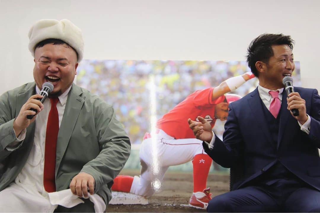 HIPPYのインスタグラム：「新年のやりとりをしてて  まだまだビックなところに行って欲しいと思ってる！ そんなあなたにこの曲を贈ります  贈られてきた曲  君に捧げる応援歌  こんなん初めて。。照  いろんな方へ届けさせてもらって 誰かが誰かを応援する そんな時にこの曲を聞いてもらってるんだなって 改めて感じさせてもらった  そんな昨日は6日  あなたの番号だ！ 梵 英心！ありがとう！  これからの野球道応援してます  そして  好きです 照」