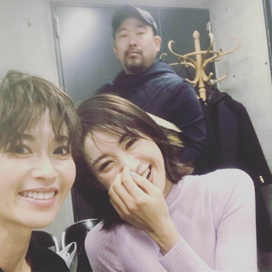 畑野ひろ子のインスタグラム：「仕事始めは @story_love40 撮影📷 @reikotakagaki と一緒❤️ 後ろにロケバスの石原プロが😂  2枚目写真は、ヘアメイクの @yukakomorino からチークの入れ方を伝授してもらった！今日使ったNARSのチーク欲しい💄」