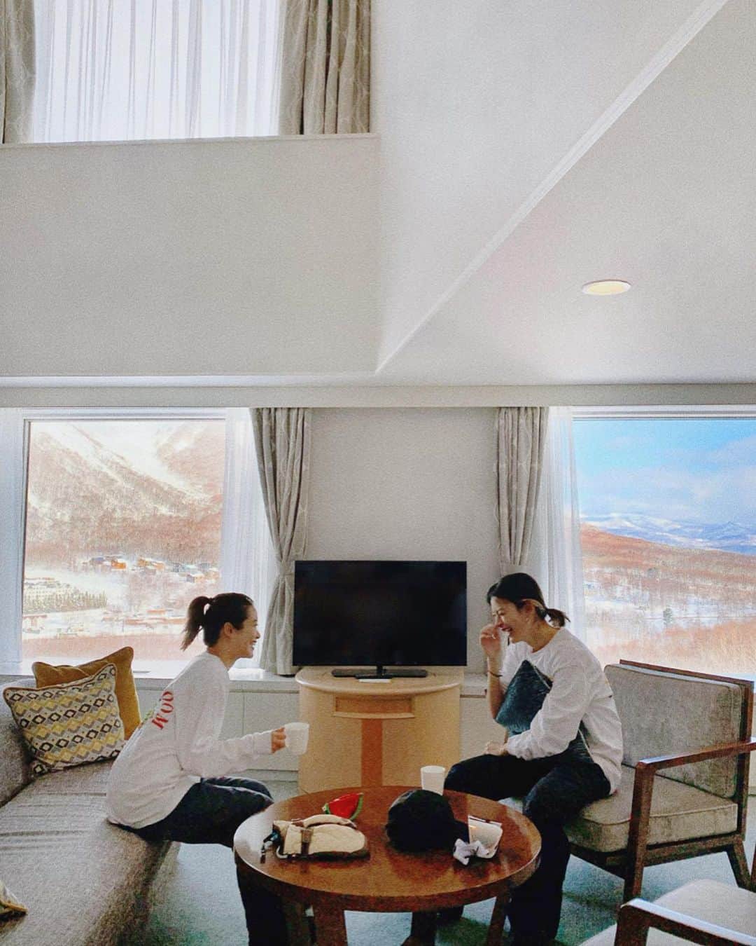 猪鼻ちひろのインスタグラム：「🏨💯 今回たのしみにしていた @westinrusutsu のお部屋。 二階建てのメゾネットタイプで、 一階は広いリビングにキッチンやお風呂トイレ(コーヒーメーカーなども付いている)、二階はふかふかベッド。 窓からは山や空など絶景が見えるという贅沢っぷり。 🏔 入ってすぐのロビーの開放感(天井が高い！)や 大浴場の開放感や清潔感、全てがお気に入りとなりました。  スタッフの皆様の優しさや、細やかなサービス ご飯の美味しさにも大感動でした🥺🍚幸。 (最後のはドライヤー入れ。可愛い！) @westin @rusutsuresort_official  #また泊まりたい #ルスツリゾート　 #ちひろトリップ#ちひろtrip北海道」