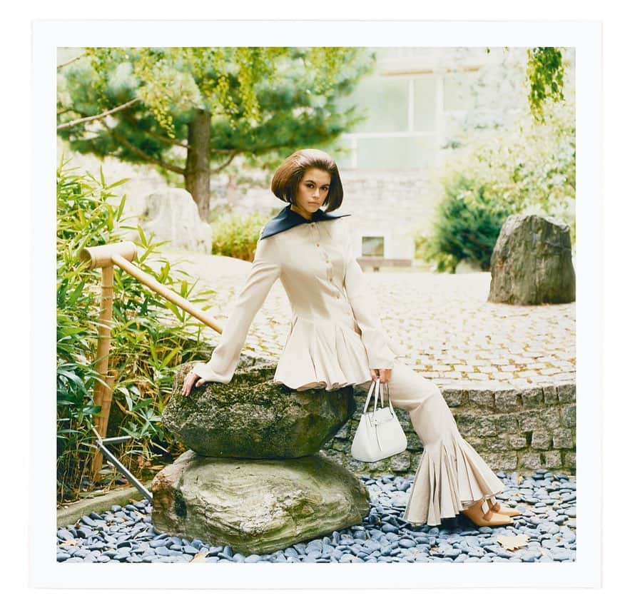 Loeweさんのインスタグラム写真 - (LoeweInstagram)「The new #LOEWESS20 womenswear publication sees Fumiko Imano photograph herself and Kaia Gerber in the grounds of Isamu Noguchi’s Peace Garden; while also capturing the new Balloon bag.  Featuring @KaiaGerber Photography @FumikoImano Creative direction @Jonathan.Anderson and @MMparisdotcom Styling @BenjaminBruno_ Production @HolmesProduction Casting @AshleyBrokaw  #LOEWE」1月7日 22時12分 - loewe