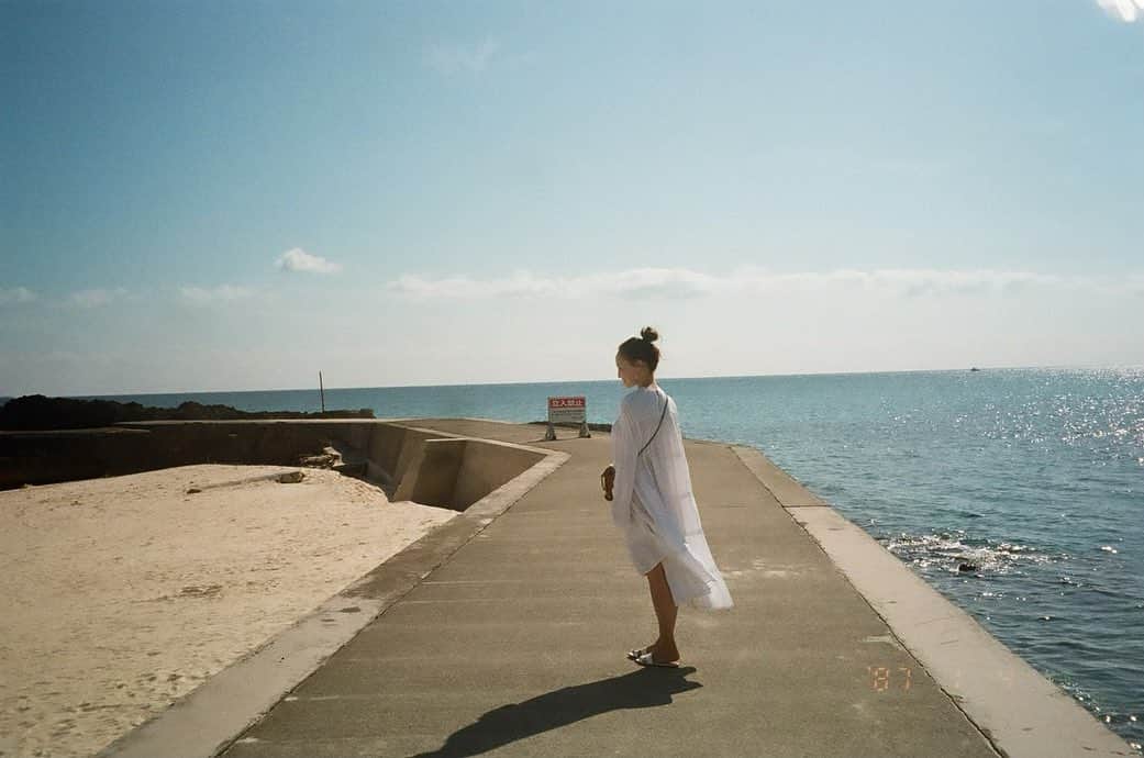 左近鈴乃さんのインスタグラム写真 - (左近鈴乃Instagram)「. 妹のフィルムカメラ📸 🎞 ‘20 1 4 ホテルのお気に入りの場所にて🌬 やっぱり味があるなあ、良い。好き。 . #filmphotography #filmcamera #film  #フィルムカメラ #宮古島」1月7日 22時16分 - suzuno_sakon