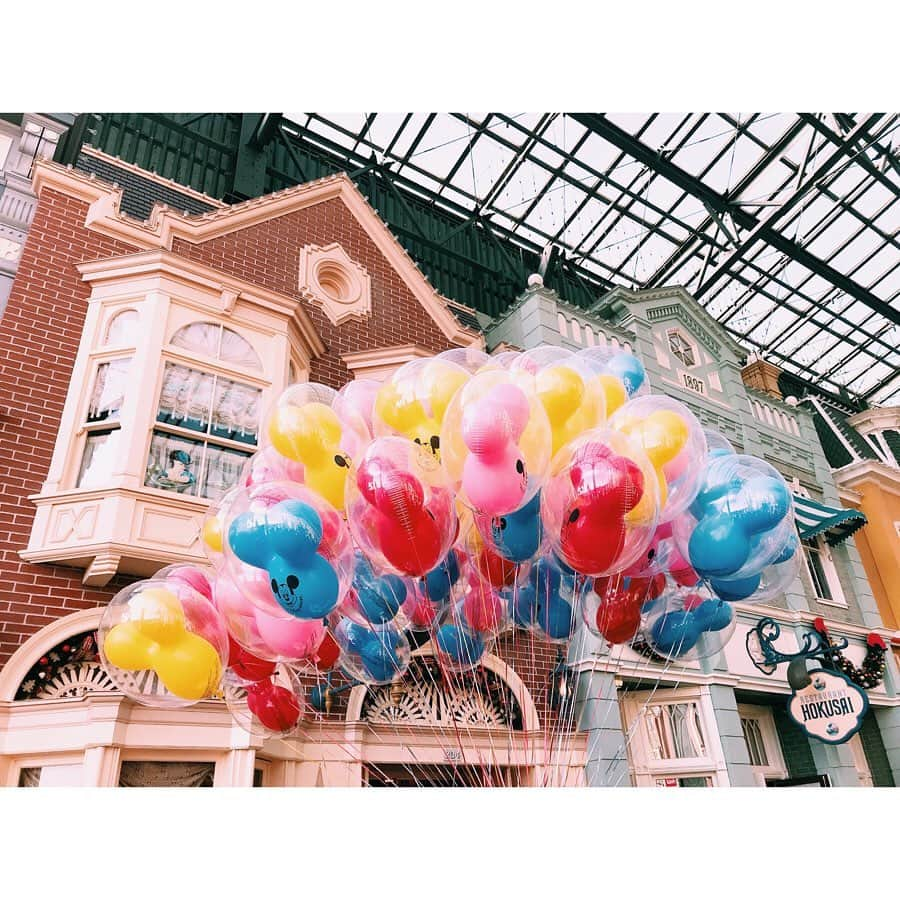 板橋よしえさんのインスタグラム写真 - (板橋よしえInstagram)「ディズニーランド🐭🏰が大好きになった娘🧒🏻 ・毎日、ディズニーランドのマップを広げては｢ここいったよね！ここもいったよね！モンスターズ・インクとー、バズとー、プーさんとー･･･｣と、行ったアトラクション全ての名前を言いながらマップで場所を指しています。食べた物や泊まったホテルまで！凄い記憶力😳 ・ディズニーランドでホーンテッドマンションを見て｢〇〇（自分の名前）おねえさんになったからこわくないよ！｣と言っていた娘。いざ入ってみると、わたしに抱きついて離れなかった😂 しかしそのあとパパがホーンテッドマンションこわいねーって言ったら「〇〇（自分の名前）、パパのおねえさんになる！｣と言っていた😂 ・ミッキーの家で大好きなミッキーに会える！！！と楽しみにしていたのに、実際に会えたらカチコチに固まっていた･･･笑 （いつもいざとなると緊張してしまうようです） そんな娘にミッキーはどこまでも優しかった～😭 #3歳 #3歳1ヶ月 #娘の成長記録✏️_yoshie #disneyland」1月7日 22時20分 - candy_yoshie