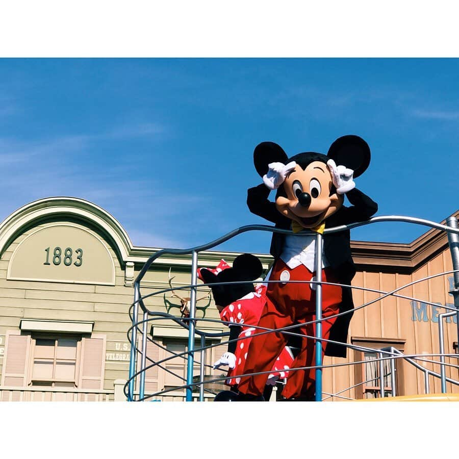 板橋よしえさんのインスタグラム写真 - (板橋よしえInstagram)「ディズニーランド🐭🏰が大好きになった娘🧒🏻 ・毎日、ディズニーランドのマップを広げては｢ここいったよね！ここもいったよね！モンスターズ・インクとー、バズとー、プーさんとー･･･｣と、行ったアトラクション全ての名前を言いながらマップで場所を指しています。食べた物や泊まったホテルまで！凄い記憶力😳 ・ディズニーランドでホーンテッドマンションを見て｢〇〇（自分の名前）おねえさんになったからこわくないよ！｣と言っていた娘。いざ入ってみると、わたしに抱きついて離れなかった😂 しかしそのあとパパがホーンテッドマンションこわいねーって言ったら「〇〇（自分の名前）、パパのおねえさんになる！｣と言っていた😂 ・ミッキーの家で大好きなミッキーに会える！！！と楽しみにしていたのに、実際に会えたらカチコチに固まっていた･･･笑 （いつもいざとなると緊張してしまうようです） そんな娘にミッキーはどこまでも優しかった～😭 #3歳 #3歳1ヶ月 #娘の成長記録✏️_yoshie #disneyland」1月7日 22時20分 - candy_yoshie