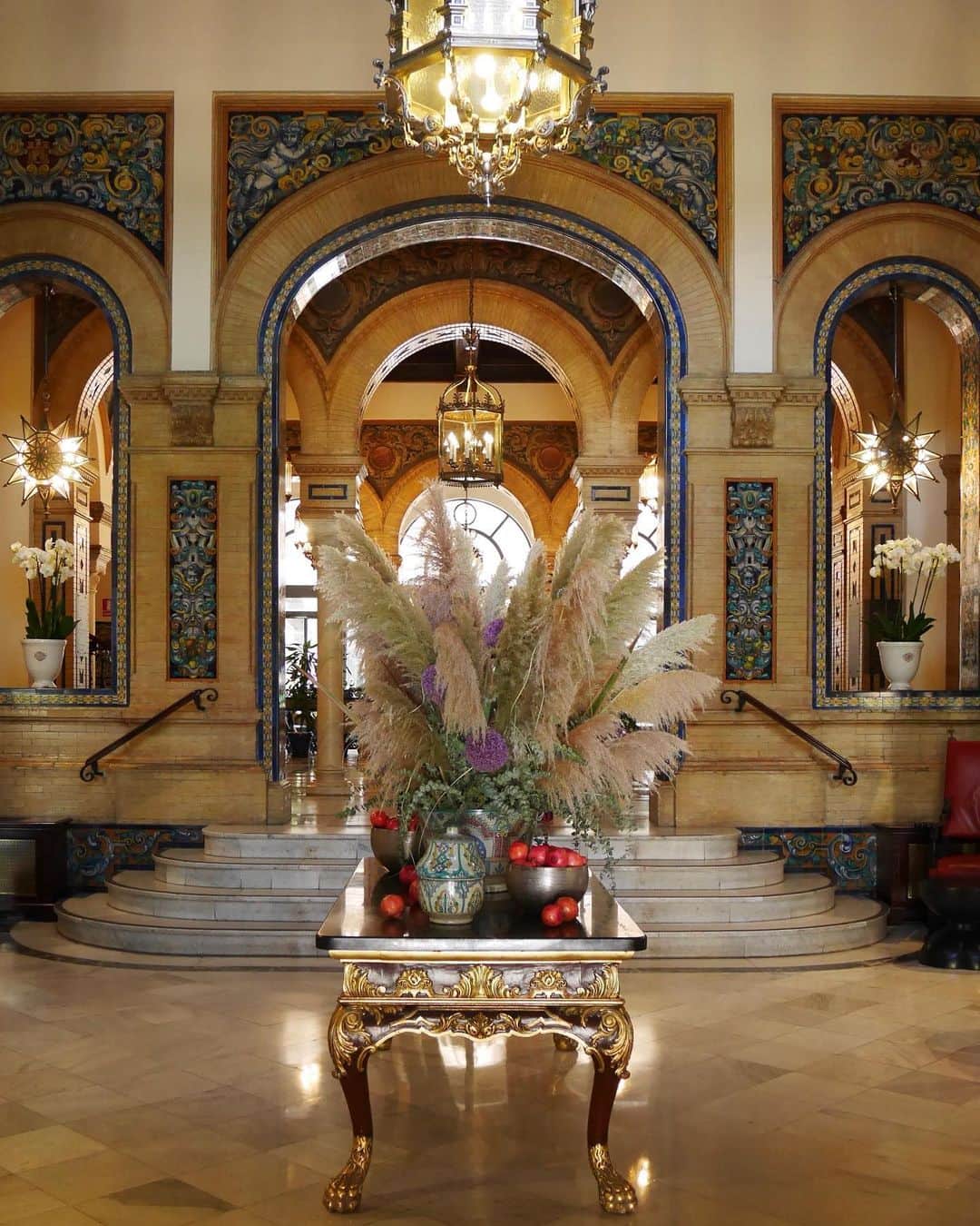 久保りささんのインスタグラム写真 - (久保りさInstagram)「Hotel Alfonso XIII 📍Sevilla, Spain  私が好きなNetflixの英国王室を舞台にしたドラマCrownのSeason 3にこの夏泊まったホテルが出てきて、あー！ってなったんです。  #sevilla #spain  #hotelalfonsoxiii  #netflix #crown  #thecrownnetflix  #lissa_hotel」1月7日 22時41分 - lissa_kubo