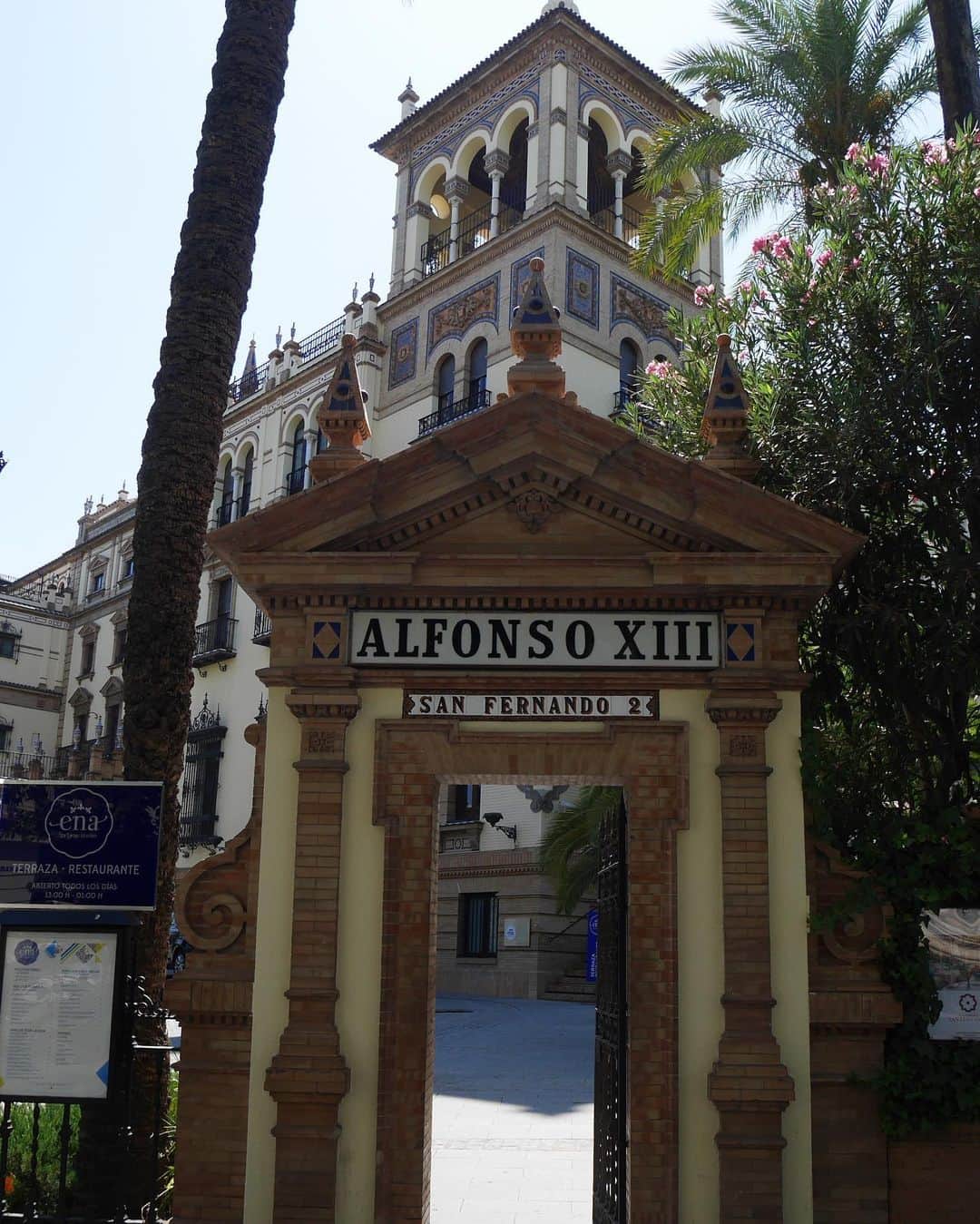 久保りささんのインスタグラム写真 - (久保りさInstagram)「Hotel Alfonso XIII 📍Sevilla, Spain  私が好きなNetflixの英国王室を舞台にしたドラマCrownのSeason 3にこの夏泊まったホテルが出てきて、あー！ってなったんです。  #sevilla #spain  #hotelalfonsoxiii  #netflix #crown  #thecrownnetflix  #lissa_hotel」1月7日 22時41分 - lissa_kubo