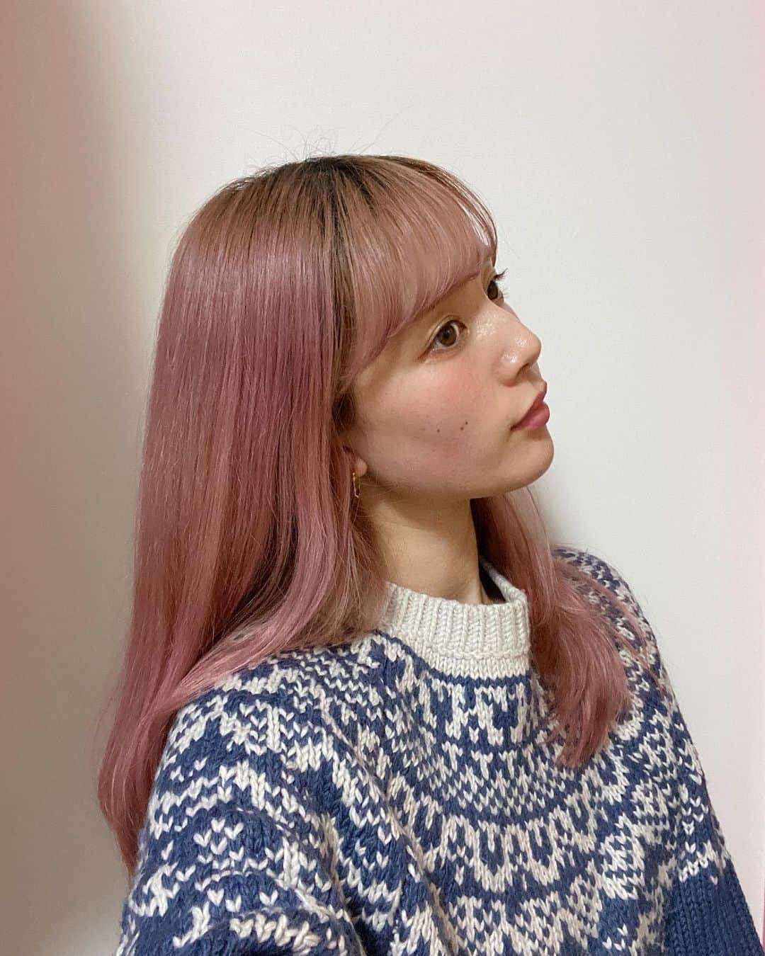 目見田早弥子のインスタグラム：「| ꙳ 本日のmake up記録⚐ NARSのクワッドアイシャドーがお気に入りで ここ最近毎日使ってる🍒 キラキラのラメがナチュラルで上品さもありとっても綺麗。 濃い赤をアイラインのように 目尻に少し引くのがポイントです✧ 今日はファンデもチークもNARSでした◯ チークは以前載せたパレットの右上のものです。 ゴールドのパールが入っているので綺麗な艶感が出ます。 ⠀ たくさん質問いただいてたこのニットは @ruby_and_you です!」