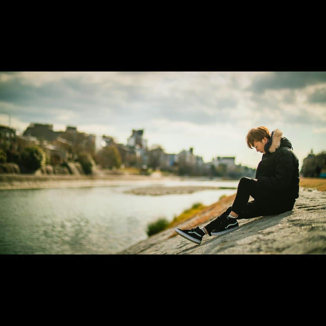 DJ U-ICHIのインスタグラム：「#U散歩 #京都 #鴨川 _________________________________ #dj #djlife #djstyle #fourthirty  #kyoto #vans #vansjapan #streetphotography #sonya7iii  #portraitvision #portraitfestival  #portraitpage #portraitmood  #moodyportraits #ourportraitsdays  #lifeportraits _________________________________ 📸 @yuta_photo_0823」