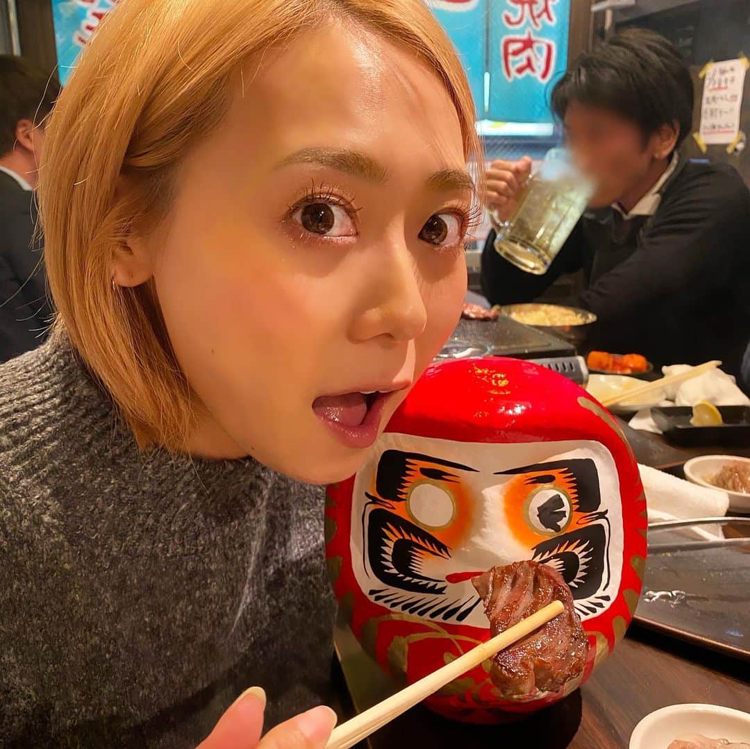 Mika Jimboさんのインスタグラム写真 - (Mika JimboInstagram)「@yakiniku173 が今日でOPEN一周年で、7.8.9日はドリンク(お酒も)無料だってゆーから行ってきた😋🔥. . . 今年初の焼肉は#焼肉一七三 からスタート🇯🇵🔥. . . ダルマさんと一緒に食べたよ❤️. . . . 上タンとハラミの塊は絶対に食べてね‼️あー、やっぱり焼肉は最高💯❤️. . . . #焼肉ババア#yakiniku#焼肉女子#東京のうまいメシシリーズ#一七三フォト#恵比寿#恵比寿グルメ#ebisu#恵比寿焼肉#焼肉研究所#焼肉食べログ#飲み放題#飲み物フリー#ムネアツ」1月7日 22時53分 - mikajimbox
