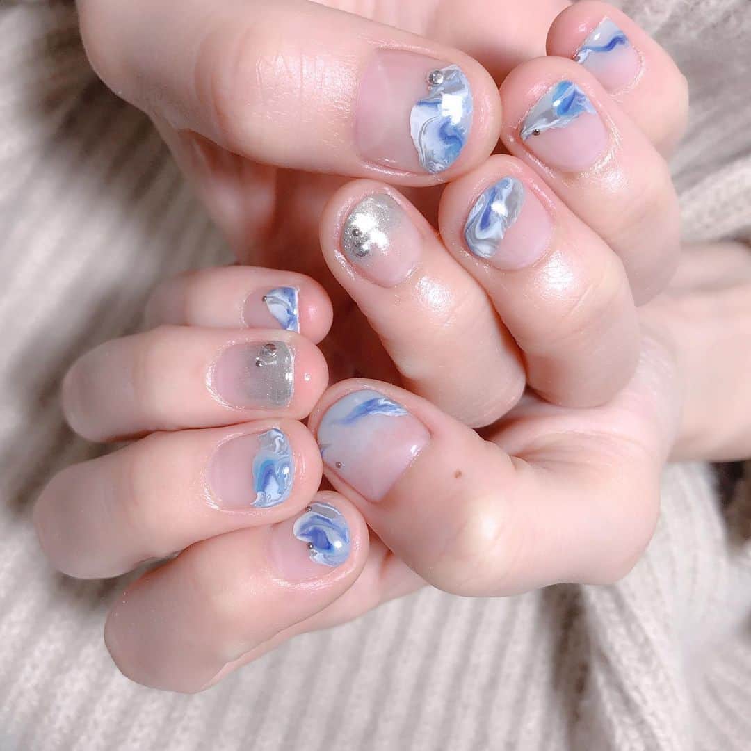 なかやまちえこのインスタグラム：「ウォーターマーブルみたいな🐠 PREGELex 506.306.838.848.837 Betty gel ゆり（C1001 ）←白 MagicPowder 1silver #nail #nails #nailart #ネイル #美甲 #ネイルアート  #clou #nagel #ongle #ongles #unghia #japanesenailart #manucure #네일 #젤네일 #네일아트 #네일리스트 #japanesenails #manicurist #gelnails #أظافر #ニュアンスネイル #silentsiren #あいにゃん」