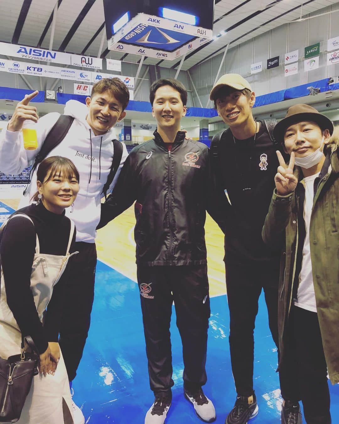 のインスタグラム：「. ちょーっと遅れちゃいましたが… 明けましておめでとうございます！ 今年もよろしくお願いします🙇‍♂️ 先日、大好きな仲間に会いました😍 キングや和田さんやゆーだいに会えて久々に沢山話をしましたよ！ みんな見たことないくらいイキイキしてた！笑 それぞれのカテゴリーで仲間のみんなが活躍してるのを見ると嬉しいですね😉 みんなに刺激を貰いながら俺も頑張ります！ Love family.....🕺🤝✨」