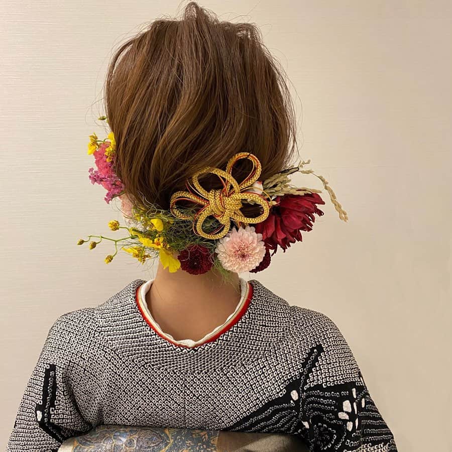 Tomoyo Kitamuraさんのインスタグラム写真 - (Tomoyo KitamuraInstagram)「ブランシュのお正月2020はじまってます🎍 生花と組紐を飾った和装かぶせアップ。  今週は着付けと和髪ラッシュで混雑しますので、ヘアセットだけでもお時間余裕をもってご来店をお願い致します。 お着付けをご予約の方は、時間厳守でお願いします。  #ヘアメイク #ヘアセット #ヘアアレンジ #ヘアスタイル #銀座#美容師 #ウェディング#ウェディングヘア #ブライダル#ブライダルヘア #結婚式#プレ花嫁#花嫁#前撮り#着物#浴衣 #シニヨン#ダウン#夜会巻き #ヘアメイクリハーサル #bride#bridehair#bridal#updo#upstyle」1月7日 23時01分 - tmy_o3.pugmi