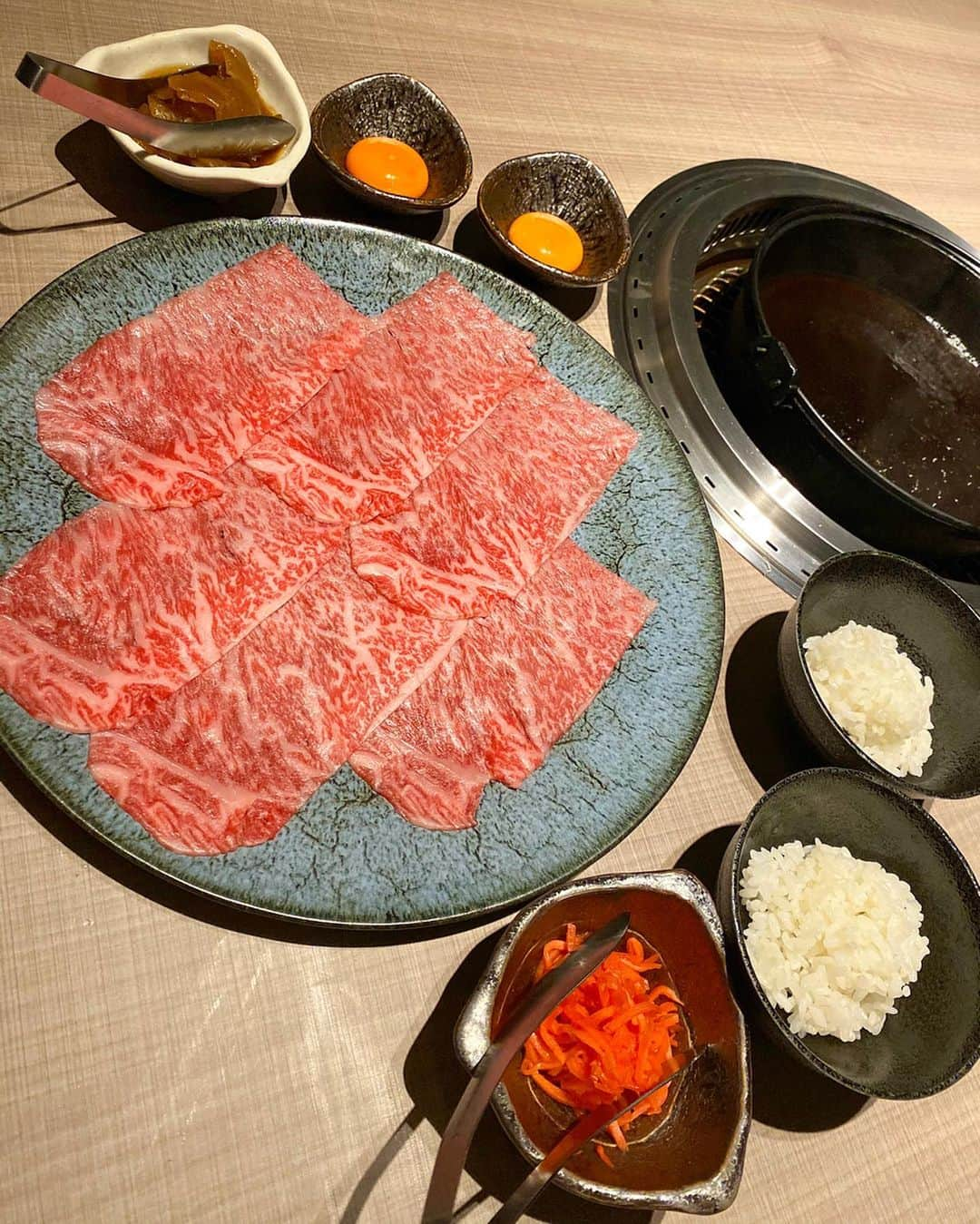 MIKAさんのインスタグラム写真 - (MIKAInstagram)「『うし松』1/10グランドオープン🐮 本物の焼肉を求めたスペシャリストたちによる最高の＂旨い＂ 昨年末、一足先に堪能させて頂きました🥩 待っていたのは素晴らしすぎる極上のお肉たち🥺😭🔥 何を食べても最高でした 。。 〆も魅力的すぎて全種類頂きました🍚笑 写真全部貼りきれないけど #みか山紀信 したのでうし松の素晴らしさが伝わるといいな✨ 本当に美味しかった♥️ご馳走様でした️🙏☺️ #ushimatsu #yakiniku #tokyo #japan #bbq #うし松 #焼肉 #至福 #東京 #グルメ #オニクラブ」1月7日 23時09分 - cjd_mika