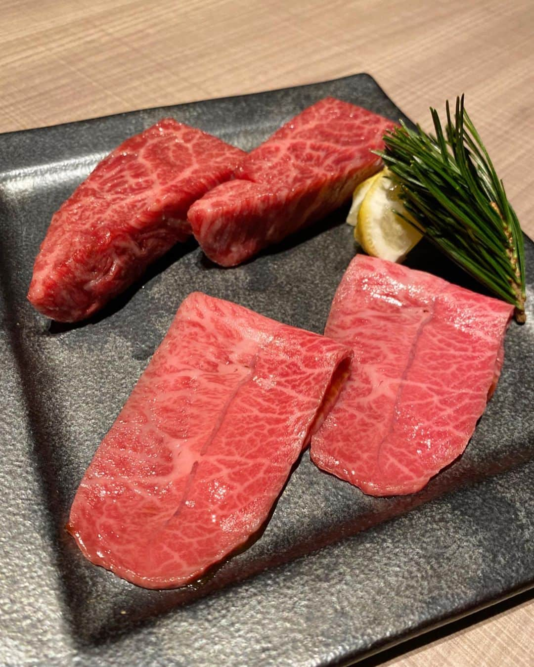 MIKAさんのインスタグラム写真 - (MIKAInstagram)「『うし松』1/10グランドオープン🐮 本物の焼肉を求めたスペシャリストたちによる最高の＂旨い＂ 昨年末、一足先に堪能させて頂きました🥩 待っていたのは素晴らしすぎる極上のお肉たち🥺😭🔥 何を食べても最高でした 。。 〆も魅力的すぎて全種類頂きました🍚笑 写真全部貼りきれないけど #みか山紀信 したのでうし松の素晴らしさが伝わるといいな✨ 本当に美味しかった♥️ご馳走様でした️🙏☺️ #ushimatsu #yakiniku #tokyo #japan #bbq #うし松 #焼肉 #至福 #東京 #グルメ #オニクラブ」1月7日 23時09分 - cjd_mika