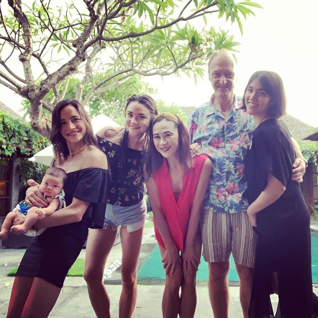 加賀美セイラのインスタグラム：「#HappyNewYear #2020 With a new member in our family🥰 #NewAuntie 🤗 #７ヵ月で気づいた妊娠　からの #元気な女の子　Babyきゃわたん過ぎ Noticed after 7months pregnant but she was born happy & super healthy🥰　　Babies are TOO CUTE!! 今年はどんなサプライズがあるかな😂💦 友人に言われた目標は…週に3回インスタアップ…頑張るゎ😱😅💦 My resolution for this year by my bestie was ... to upload a photo on IG 3times  a week #OMG😱😱💦😂 #I’lltrymybest😂 I wish you all a happy new year from my fam #加賀美家　より」