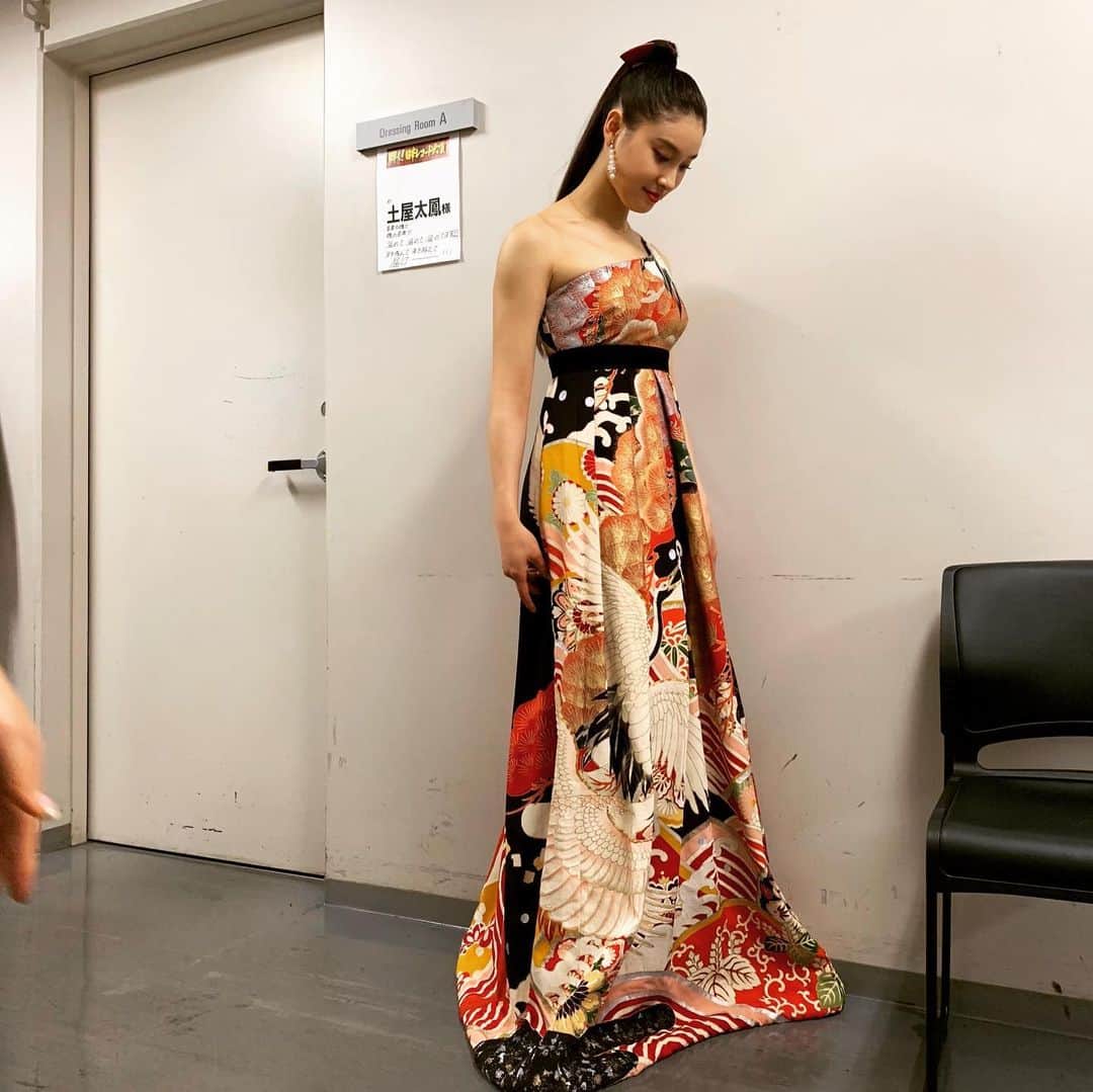 土屋太鳳さんのインスタグラム写真 - (土屋太鳳Instagram)「ロングトレーンをはずした後のドレス。 アンティークの着物の生地で作られているのですが、 打掛と同じように裾に綿を入れ、 「ふき」といわれる部分をつくっていただいたことで 裾さばきが楽になっています💡 また着る機会に出会うことが出来ますよう✨✨✨ #PRESS601」1月7日 23時21分 - taotsuchiya_official
