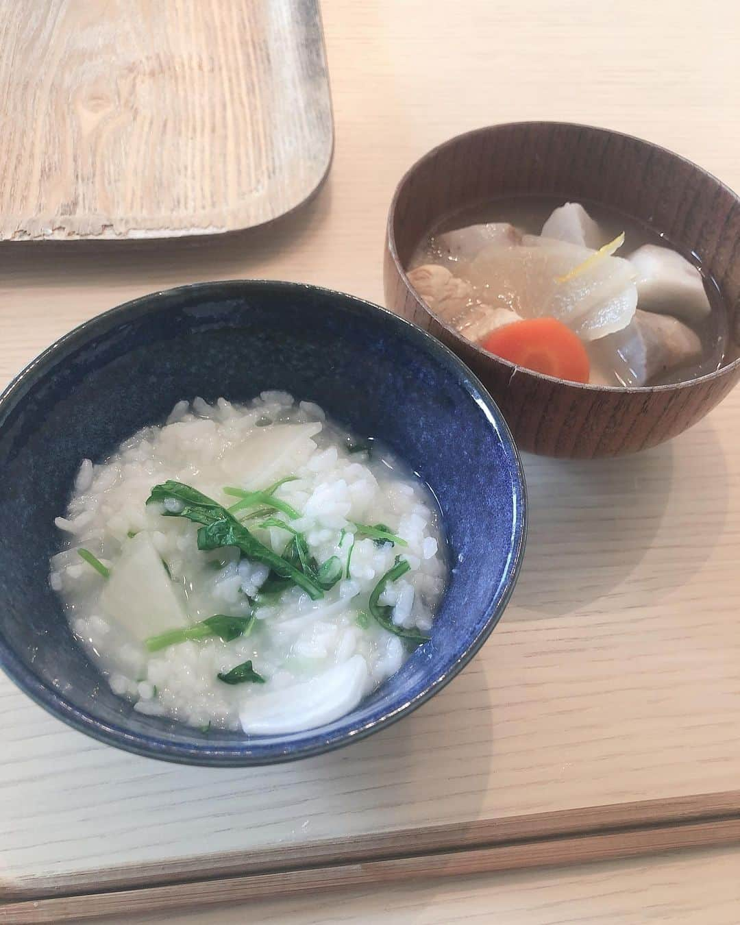 釈由美子さんのインスタグラム写真 - (釈由美子Instagram)「今日は1月7日。  今朝は七草粥を作って食べました😋 「なんでおかゆに葉っぱが入ってるの？🙄」 と無邪気に聞く息子に  七草粥の風習を簡単に説明しました😉  セリ、ナズナ、ゴギョウ、ハコベラ、ホトケノザ スズナ、スズシロ  春の七草を念仏のように唱えながら 息子と一緒に覚えました🙃  昨年も同じように七草粥を作って食べたけど 息子とこんなやり取りできなかったもんなぁ。。 一年ごとに成長を感じます😌✨ これまで大きな病気や怪我もなく スクスク元気に育ってくれるだけで  それだけでありがたいと 心から感謝しています✨  今年も無病息災を願って。。 #春の七草 #春の七草粥  #七草がゆ #お正月食べ過ぎた胃腸を休めます」1月7日 23時23分 - yumikoshaku