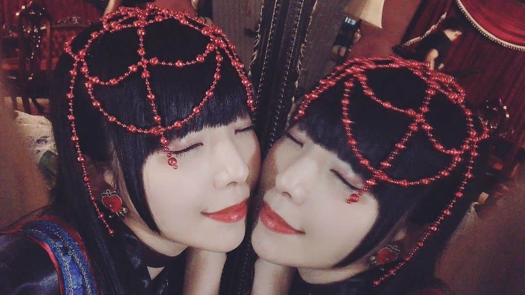 のインスタグラム：「大きな鏡があるとやっちゃうやつ👭✨✨ . . . #LAVILITH #risaaizawa #japan #girl #japanesegirl #akihabara #tokyo #neogothic #gothic」