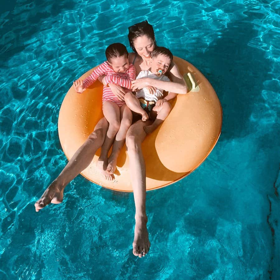 ココ・ロシャさんのインスタグラム写真 - (ココ・ロシャInstagram)「Pool days with the bae’s」1月7日 23時26分 - cocorocha