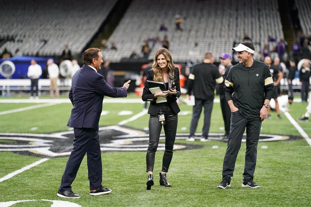 エリン・アンドリューズのインスタグラム：「Wild Card Sunday @toddrphoto @chrismyersfox @vtrilling @jilliangregory」