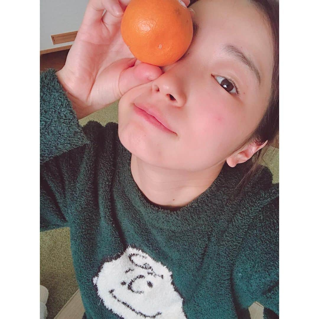 有明ゆなさんのインスタグラム写真 - (有明ゆなInstagram)「朝は起きたらみかん(*´-`)♡ みかん食べすぎてる！笑笑 . . . . #ありあけゆな #みかん #みかん好き #段ボールみかん #なくなる #食べすぎ」1月7日 23時37分 - ariake_yuna