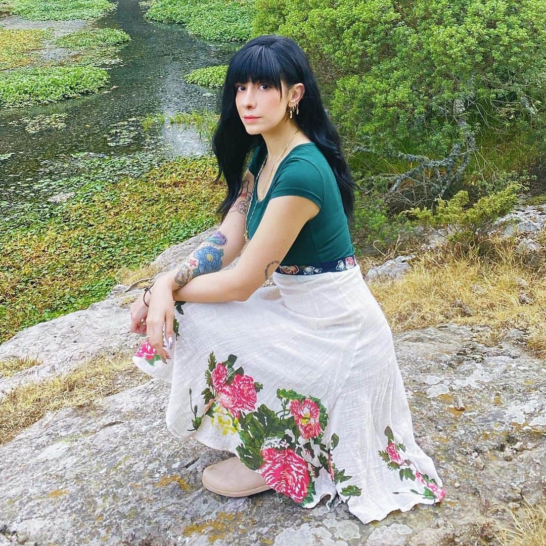 ミランダ・イバネスのインスタグラム：「Cuando me veas con cabello negro⁣ el 99% de las veces es porque me dio⁣ flojera peinarme y es peluca.⁣ ✌︎('ω' ) 💚✨」