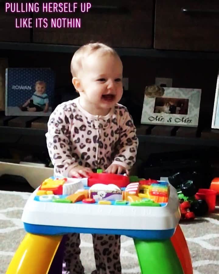 ライアン・ルアのインスタグラム：「💜🌸🔮🎀🍭💎 Growing up a little more each day!  Ignore Rowan and his monster truck noise 🙉🚛😂 #sis #avery #babysister #infant #standing #laughing #babygirl #daughter #sneeze」