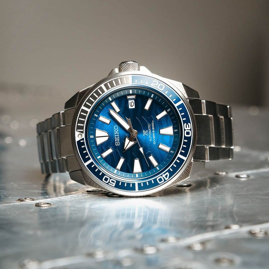 Seiko Watchesさんのインスタグラム写真 - (Seiko WatchesInstagram)「Echoing the spirit of the sea, the Prospex SRPD23 #SeikoDiver is decorated with a blue wave-patterned dial and a sharp-edged second hand designed to mimic the fin of a great white shark.  #DiscoverYourPlanet #Prospex #SRPD23」1月8日 0時01分 - seikowatchusa