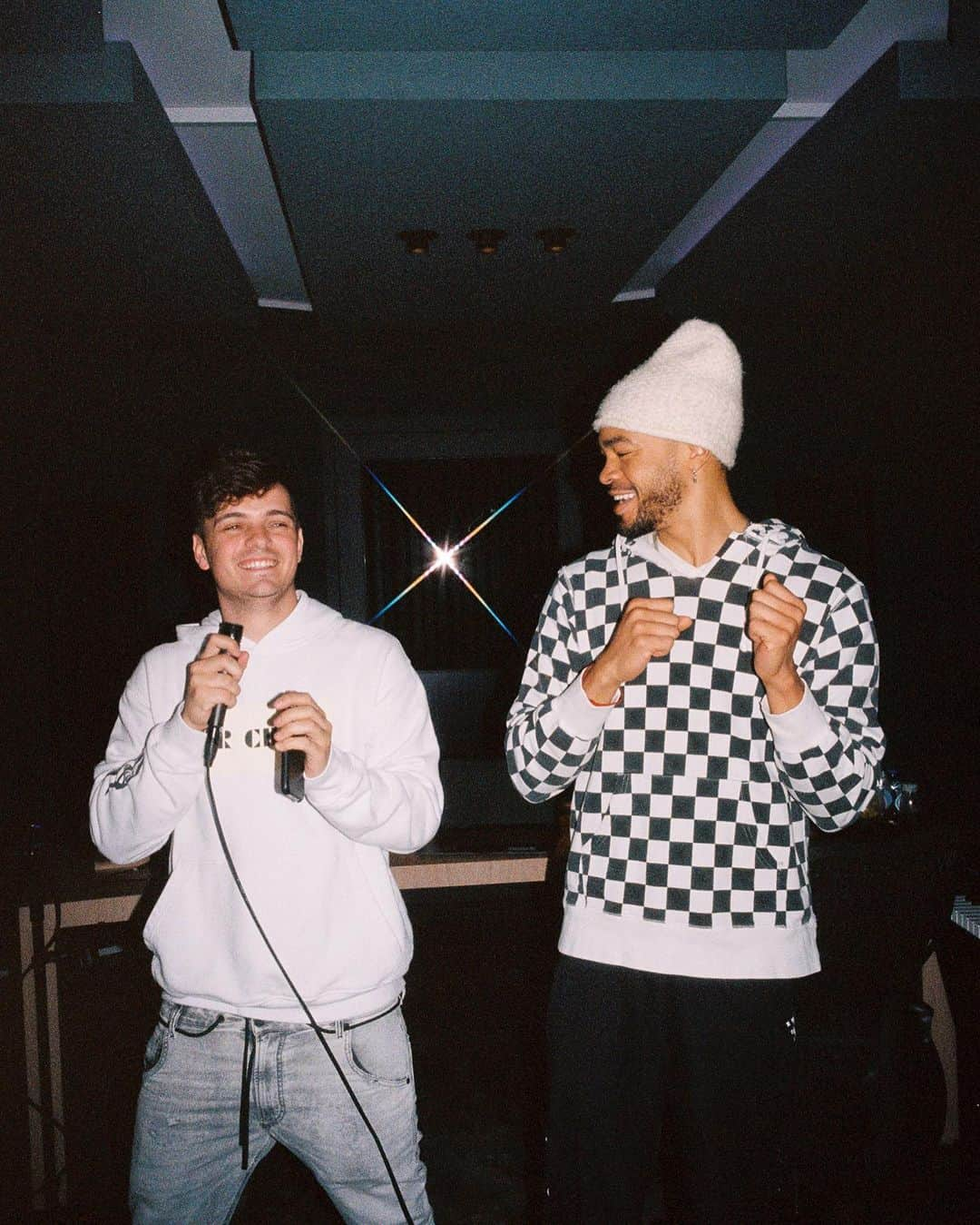 マーティン・ギャリックスさんのインスタグラム写真 - (マーティン・ギャリックスInstagram)「soooooo much new music!!! @maejor @area21 📸: @bryant」1月8日 0時08分 - martingarrix