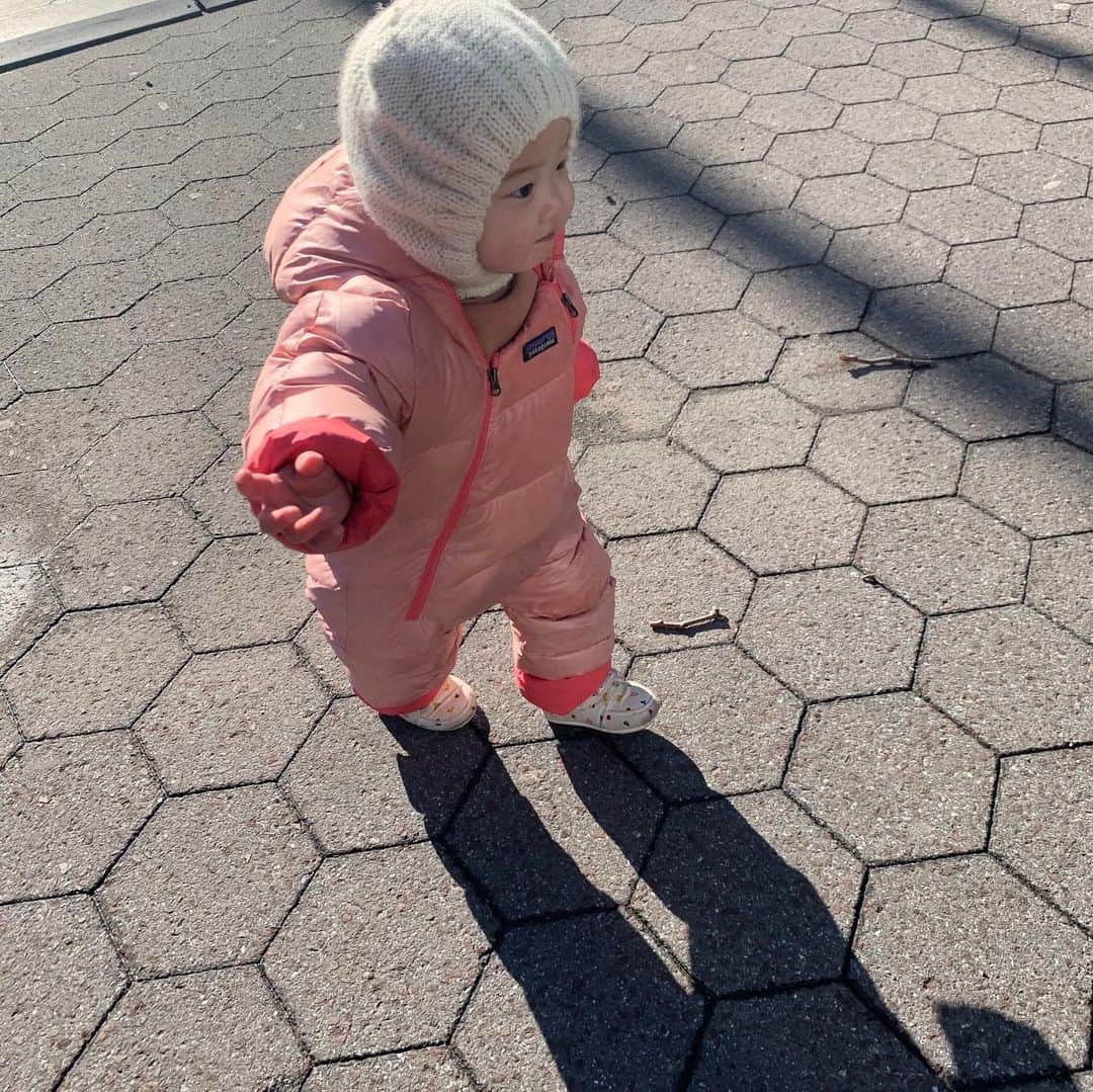 のインスタグラム：「母の手編みニット帽をかぶって朝から元気な娘。今朝は七草の代わりに七色粥で無病息災を願いました。アメリカに住んでるからこそ日本人としてのアイデンティティをバランス良く育みたいと思う一方で、日本人同士の親でも日本語を話さない子供も沢山いるという話を聞き改めてバイリンガル教育の難しさ、これは実際にやってる人達を見てても親子のチームワークと努力が本当に凄い、そして本人達にしてみたらアメリカで生まれてアメリカ人の意識な訳だし我が家の課題にもなっていくんだろうなあと思う朝。 #私流ニューヨーク子育て  #海外育児　#海外子育て　#ニューヨーク」