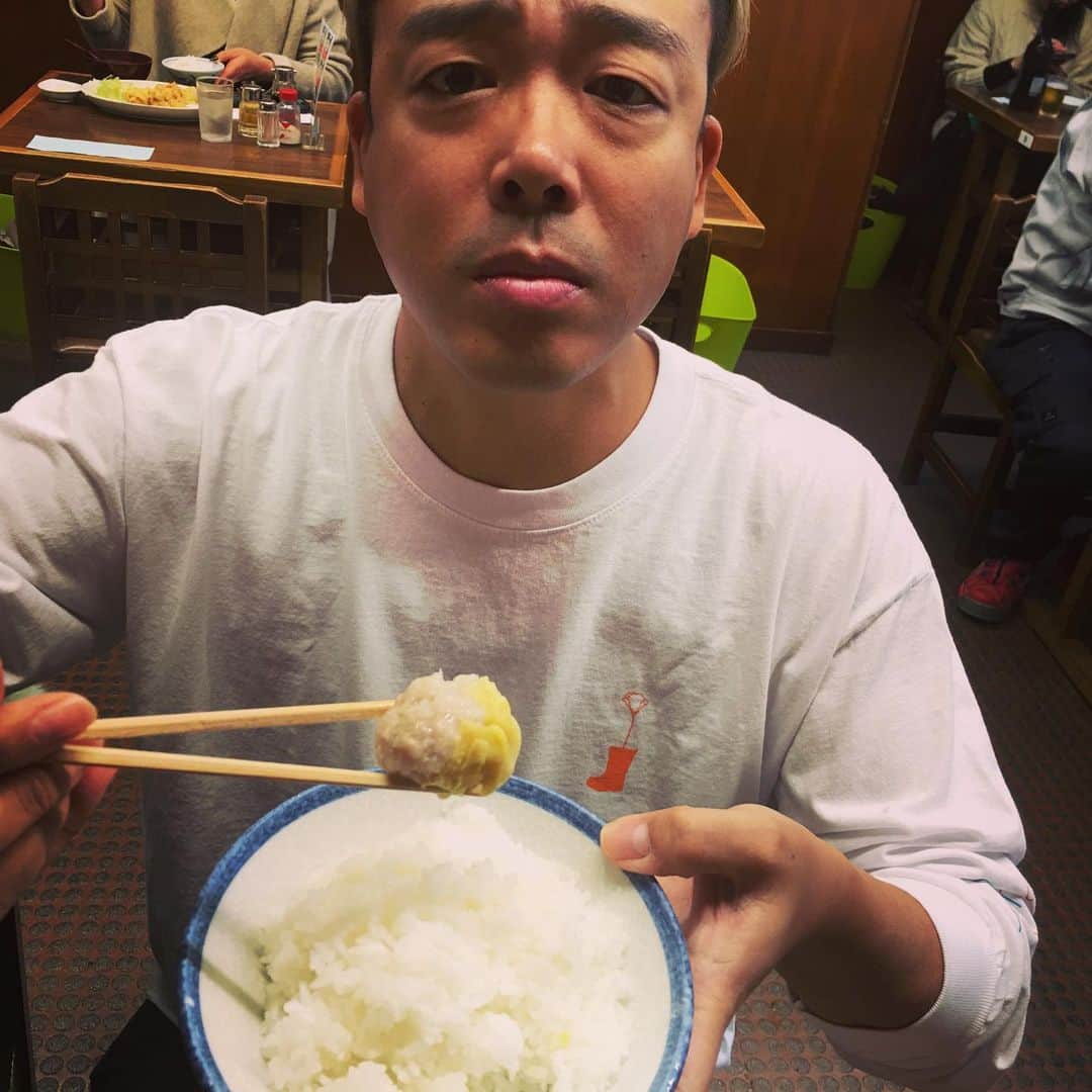 宮田麺児さんのインスタグラム写真 - (宮田麺児Instagram)「一芳亭やね。 グリンピースない焼売やね。 もうずっとやってる出番合間飯　ここだけちゃうか。  #焼売#出番合間#昼飯」1月8日 0時31分 - miyatamenji
