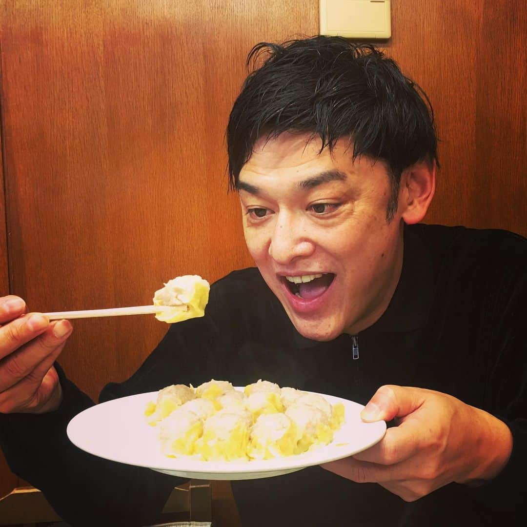宮田麺児のインスタグラム：「一芳亭やね。 グリンピースない焼売やね。 もうずっとやってる出番合間飯　ここだけちゃうか。  #焼売#出番合間#昼飯」