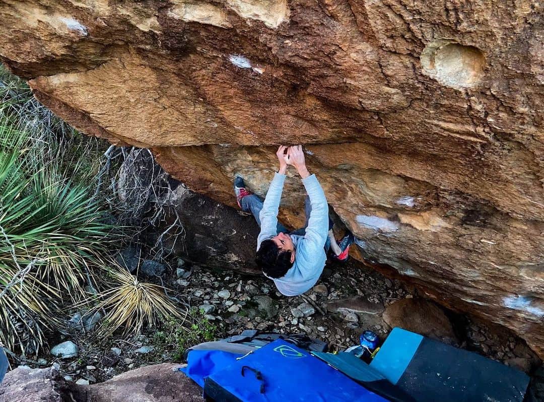 ポール・ロビンソンのインスタグラム：「Here is a fun new one I got to make the first ascent of the other day, “Belowed me,” V12/8A+! A really fun addition to east mtn on the same boulder as notorious d.i.g.  Thanks to @gorila_blanco for sharing this great climb with me. Last day in hueco today. It is bittersweet to be leaving, but damn it’s been a fun 3 weeks. Training for Switzerland begins on Thursday! #bouldering photo: @lizzy.ellison」