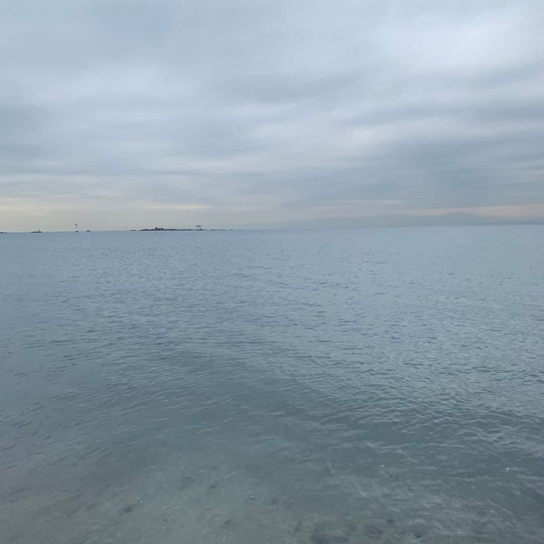 AYUMIさんのインスタグラム写真 - (AYUMIInstagram)「空のやさしい光の グラデーションがきれいで✨ なんだか気持ちよくて 思わず海に、はいってみた☺️ . フワフワの雲につつまれて ほのかにあたたかく感じる海で 波の音をきいて 浄化されたよう💫 . . #葉山 #森戸海岸 #海 #フワフワの雲 #やさしい光 #きれいだな #気持ちいいな #ありがとう」1月8日 0時42分 - ayumiayunco
