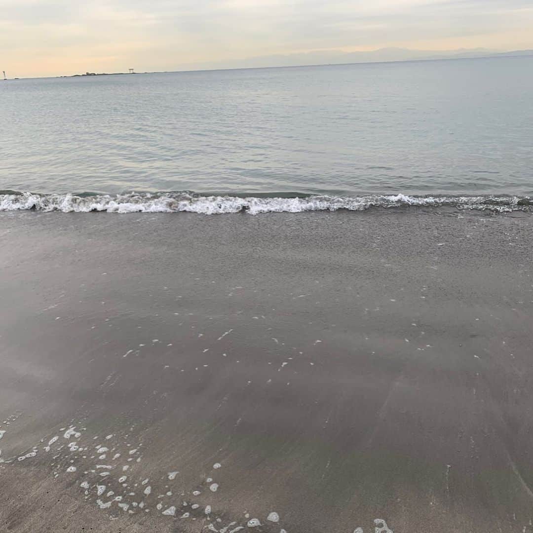 AYUMIさんのインスタグラム写真 - (AYUMIInstagram)「空のやさしい光の グラデーションがきれいで✨ なんだか気持ちよくて 思わず海に、はいってみた☺️ . フワフワの雲につつまれて ほのかにあたたかく感じる海で 波の音をきいて 浄化されたよう💫 . . #葉山 #森戸海岸 #海 #フワフワの雲 #やさしい光 #きれいだな #気持ちいいな #ありがとう」1月8日 0時42分 - ayumiayunco