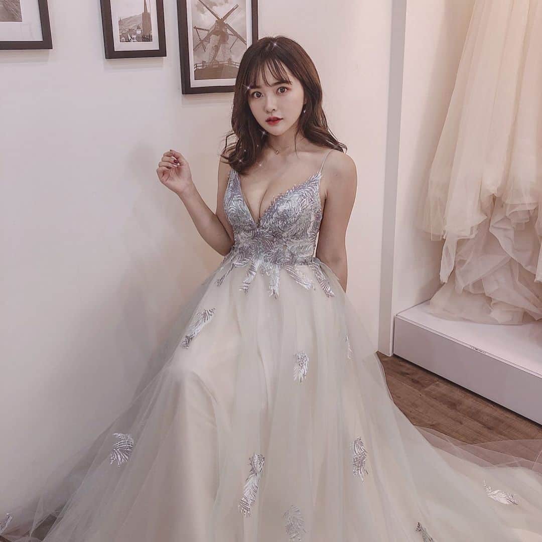 柯柯YELIZさんのインスタグラム写真 - (柯柯YELIZInstagram)「後來決定選這套拍姐妹婚紗😻 好期待二月❤️ 想拍姐妹婚紗可以詢問 @missoli09」1月8日 0時47分 - yelu.22