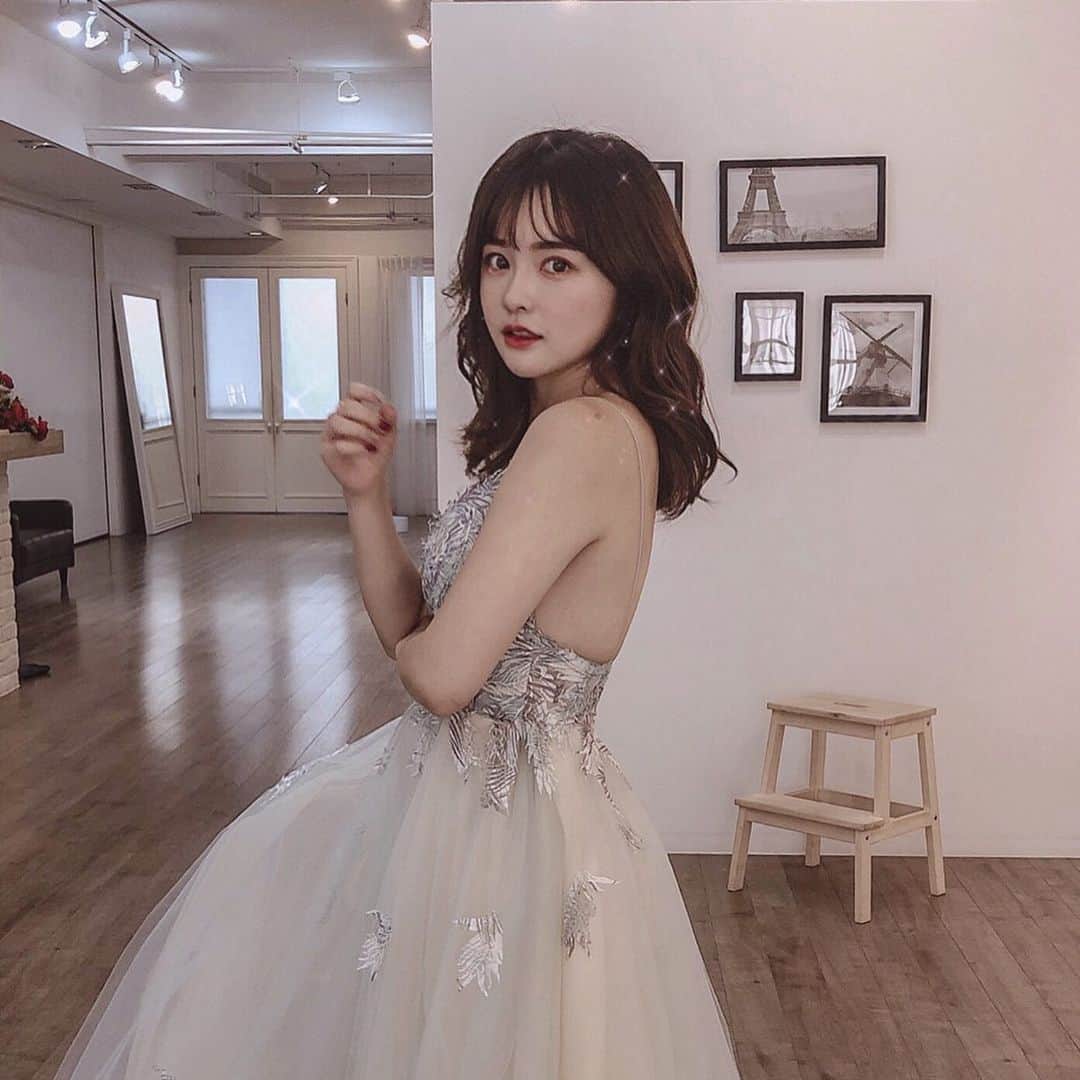 柯柯YELIZのインスタグラム：「後來決定選這套拍姐妹婚紗😻 好期待二月❤️ 想拍姐妹婚紗可以詢問 @missoli09」