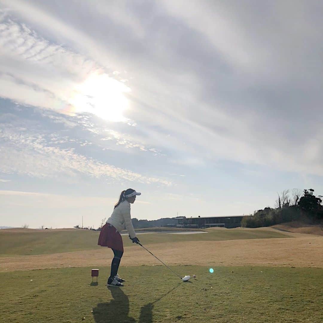 神尾美沙さんのインスタグラム写真 - (神尾美沙Instagram)「⛳️﻿ ﻿ 優香子とゴルフに行った時の写真をおもむろに♡﻿ 冬だけど全然寒くなくてゴルフ日和だった！﻿ ﻿ ドライバー当たりまくって飛びまくって﻿ 最高に気持ちよかった〜😍﻿ ﻿ まさか10年前はふたりでゴルフに行く日が来るなんて﻿ 本当に心底、夢にも思ってなかったなぁ。笑﻿ ﻿ また行こうね♡﻿ ﻿ ﻿ ﻿ #ゴルフ#ゴルフ女子#冬ゴルフ#ゴルフコーデ#golf#golfwear#おでかけ#冬のゴルフ#ゴルフ日和」1月8日 0時48分 - kamiomisa