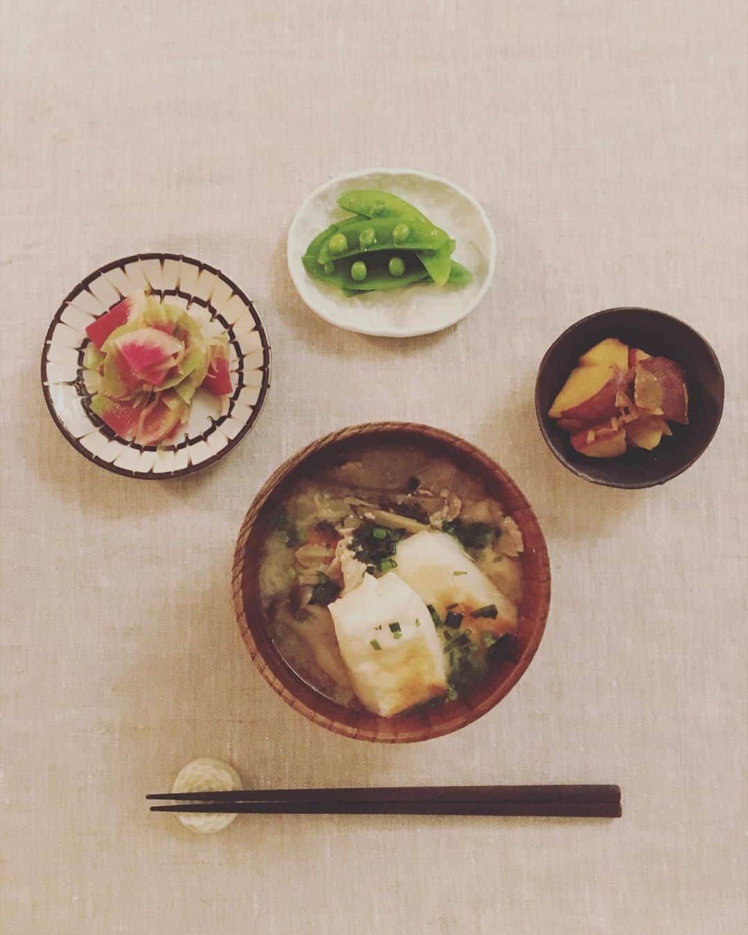 のインスタグラム：「お正月の残り食材を使っていろいろ作ったら、おせち料理的なものに舞い戻っていたのは自然の道理です😑  七草粥への道遠し。  しかし、寒い夜の焼き餅入りとん汁は沁みましたぞ。  今夜は気圧が爆発的に下がるから、早く寝た方がいいよって友達からのメッセージに、心もとん汁食べたみたいにあったまった♨️ #猫沢飯　#まだまだ餅があるのよ　#カビと食べ速度の闘い(*✧×✧*)」