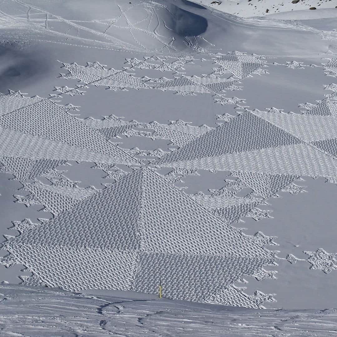 HYPEBEASTさんのインスタグラム写真 - (HYPEBEASTInstagram)「@hypebeastart: Former engineer Simon Beck is widely-known for creating intricate geometrical designs using just a pair of snowshoes, a map drawing and a compass. Click the link in our bio to learn more about his land art pieces.⁠⠀ Photo: @simonbeck_snowart」1月8日 1時02分 - hypebeast