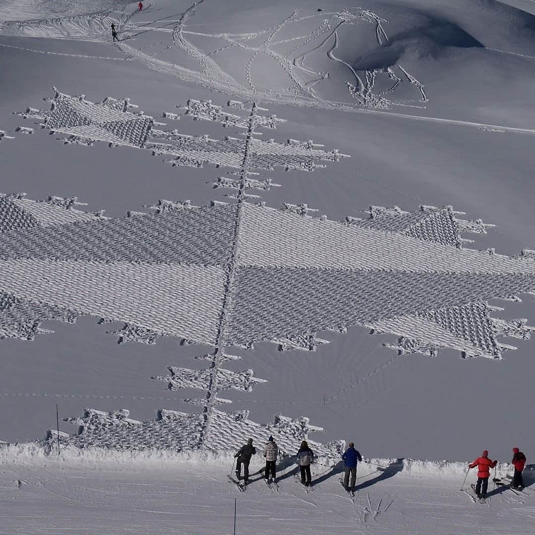 HYPEBEASTさんのインスタグラム写真 - (HYPEBEASTInstagram)「@hypebeastart: Former engineer Simon Beck is widely-known for creating intricate geometrical designs using just a pair of snowshoes, a map drawing and a compass. Click the link in our bio to learn more about his land art pieces.⁠⠀ Photo: @simonbeck_snowart」1月8日 1時02分 - hypebeast