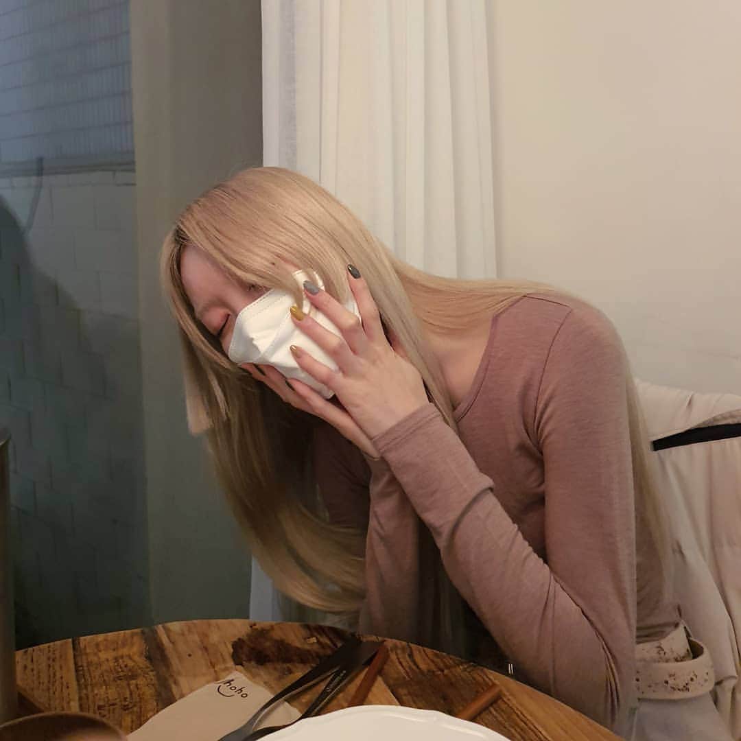 フェルナンダ・リーのインスタグラム：「N95+ and KF94 masks for everyone 😷  Climate change is an inevitable truth.  Please don't be ignorant to our most certainly bleak future. 〰️ 'Day Zero' nears with Australia's drought and lack of water resources. Our lands have been continuously burning for months as a direct consequence of the short sighted and selfish desires of a select group with #RupertMurdoch propaganda and @scottmorrisonmp as their facade. 〰️ In exchange for quick monetary worth, they have chosen to sacrifice us and our lands through inaction and regression. 〰️ Our firefighters and other volunteer teams have worked tirelessly whilst the decision makers twiddle their thumbs in feigned ignorance. 〰️ They have failed to uphold international climate change policies, notably with slack emissions reduction rates and no expansion of renewable energies, choosing pro-coal and fossil fuels. Honestly, the negligence as our government is an exhaustive list. 〰️ It isn't anger that I hold anymore, but expectant disappointment as they lie again and again. Our country is merely an example of what is to come if we do not take control. 〰️ Please help us save our country and planet. 〰️ I hope to see you on Friday 5.30pm at Townhall」