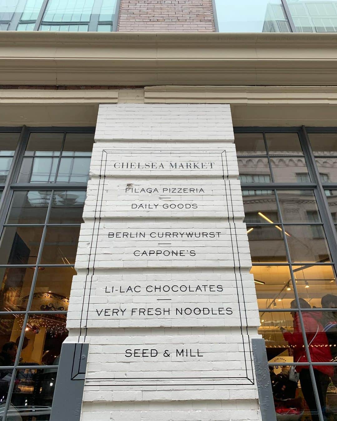 小林さりさんのインスタグラム写真 - (小林さりInstagram)「CHELSEA MARKET ・ ・ たまたまNYにいた友達とチェルシーマーケットで合流してロブスターのサンドを食べたよ𓇬°. 一緒に飲んだロブスターのスープもめっちゃ美味しかったっ！！ だかしかし！食べるのに必死で写真撮り忘れた…笑 ・ ・ ジェラートの写真は撮ってるのにね ༘*笑 ジェラートもとっても美味しかったよ◡̈♡ ・ ・ まだまだニューヨークの写真沢山載せたいのだけど、帰国して日常に戻ったのでこの辺で終わりにします✈︎°. お付き合い頂きありがとうございました♡ ・ ・ 明日から学校始まります！ 2年生の3学期、最後の学生生活頑張りますっ♪ 皆さんもお仕事や学業頑張ってくださいね ༘* ・ ・ #チェルシーマーケット #chelseamarket」1月8日 1時12分 - _____sari