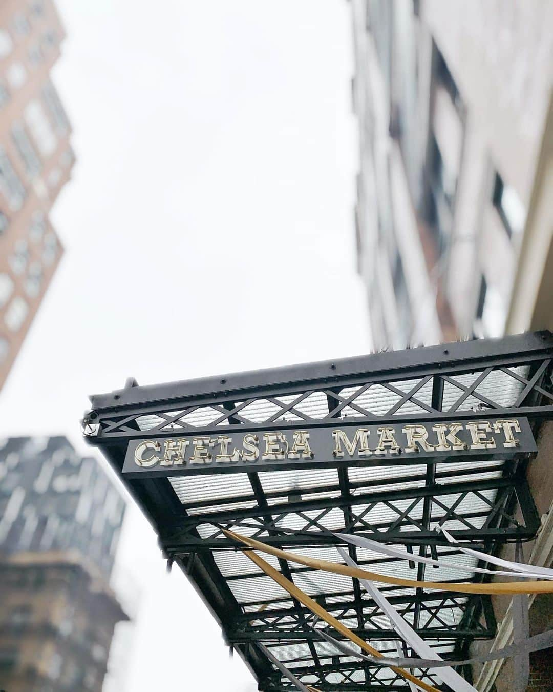 小林さりさんのインスタグラム写真 - (小林さりInstagram)「CHELSEA MARKET ・ ・ たまたまNYにいた友達とチェルシーマーケットで合流してロブスターのサンドを食べたよ𓇬°. 一緒に飲んだロブスターのスープもめっちゃ美味しかったっ！！ だかしかし！食べるのに必死で写真撮り忘れた…笑 ・ ・ ジェラートの写真は撮ってるのにね ༘*笑 ジェラートもとっても美味しかったよ◡̈♡ ・ ・ まだまだニューヨークの写真沢山載せたいのだけど、帰国して日常に戻ったのでこの辺で終わりにします✈︎°. お付き合い頂きありがとうございました♡ ・ ・ 明日から学校始まります！ 2年生の3学期、最後の学生生活頑張りますっ♪ 皆さんもお仕事や学業頑張ってくださいね ༘* ・ ・ #チェルシーマーケット #chelseamarket」1月8日 1時12分 - _____sari