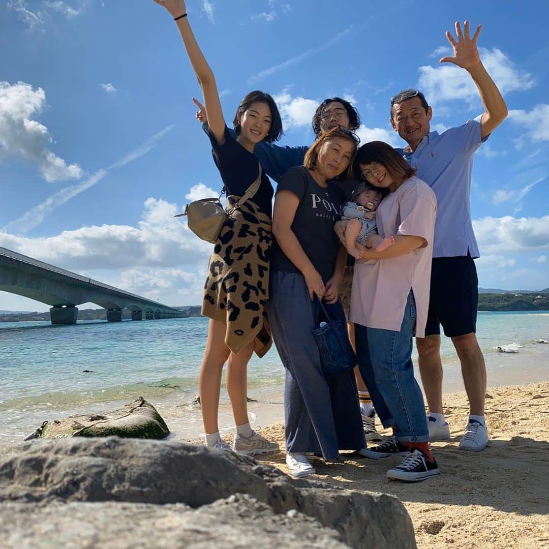 小椚ちはるさんのインスタグラム写真 - (小椚ちはるInstagram)「家族で沖縄旅行✈️🌈🌺🌴🐳 Family trip♥️♥️♥️ #okinawa#沖縄#美ら海水族館#古宇利島#ハートロック#アメリカンビレッジ#国際通り#familytrip#正月旅行」1月8日 1時13分 - chiharuokunugi