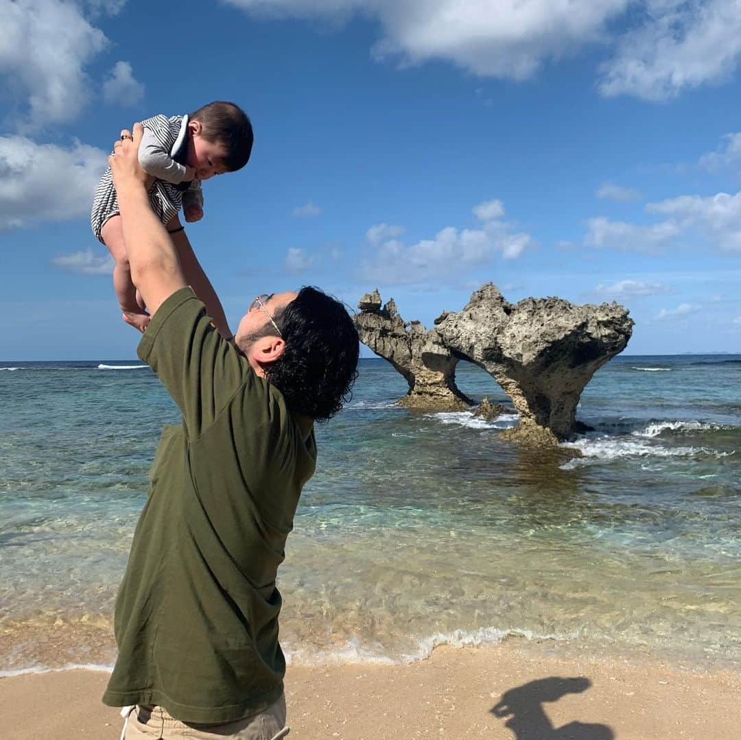 小椚ちはるさんのインスタグラム写真 - (小椚ちはるInstagram)「家族で沖縄旅行✈️🌈🌺🌴🐳 Family trip♥️♥️♥️ #okinawa#沖縄#美ら海水族館#古宇利島#ハートロック#アメリカンビレッジ#国際通り#familytrip#正月旅行」1月8日 1時13分 - chiharuokunugi