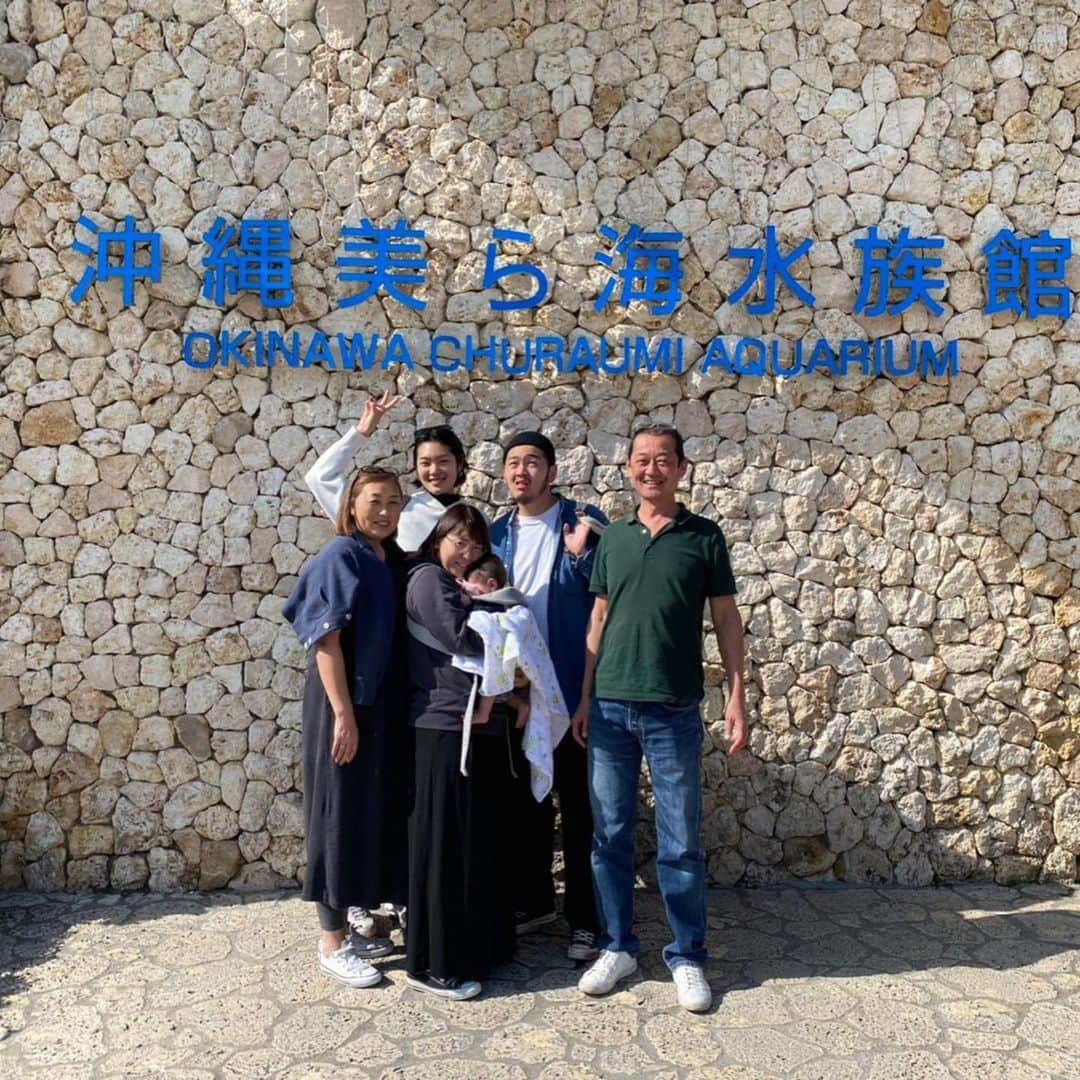 小椚ちはるのインスタグラム：「家族で沖縄旅行✈️🌈🌺🌴🐳 Family trip♥️♥️♥️ #okinawa#沖縄#美ら海水族館#古宇利島#ハートロック#アメリカンビレッジ#国際通り#familytrip#正月旅行」