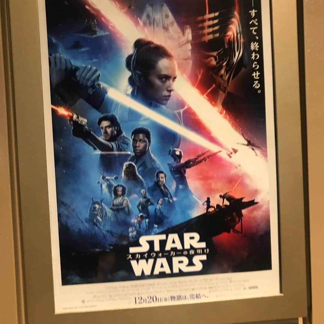 せいやさんのインスタグラム写真 - (せいやInstagram)「‪スターウォーズ今観終わりました‬ ‪映画で感動したとき終わってもしばらく動けずいつも最後の1人まで残ってまいますね‬ ‪#傘をライトセーバーにして帰ります」1月8日 1時21分 - seiya_shimofuri