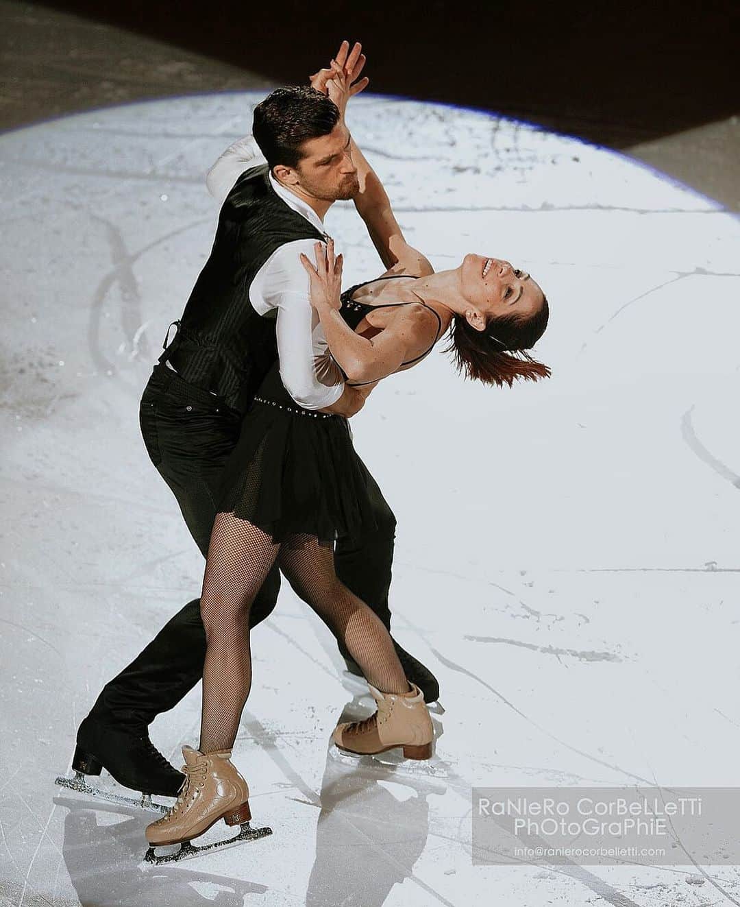 ニコーレ・デラ・モニカのインスタグラム：「Bolzano Passion gala 2020 Ph cr @ranierocorbellettiphotographie  #dellamonicaguarise #figureskating #fiammeoromoena #poliziadistato #iceshow #bolzanopassiongala」