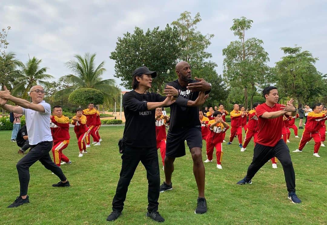 ジェット・リーさんのインスタグラム写真 - (ジェット・リーInstagram)「I’m honored to teach a Taiji class to rural teachers and NBA legends in Taiji Zen’s collaboration with the Jack Ma Foundation #healthylifestyle #taiji #alonzomourning」1月8日 1時35分 - jetli